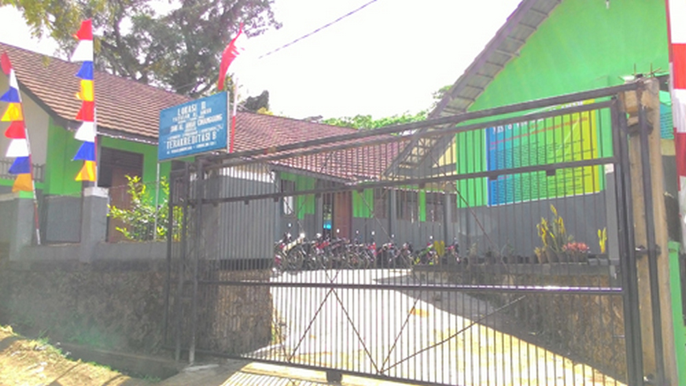 Gerbang sekolah SMK Al Amah Cimanggung
