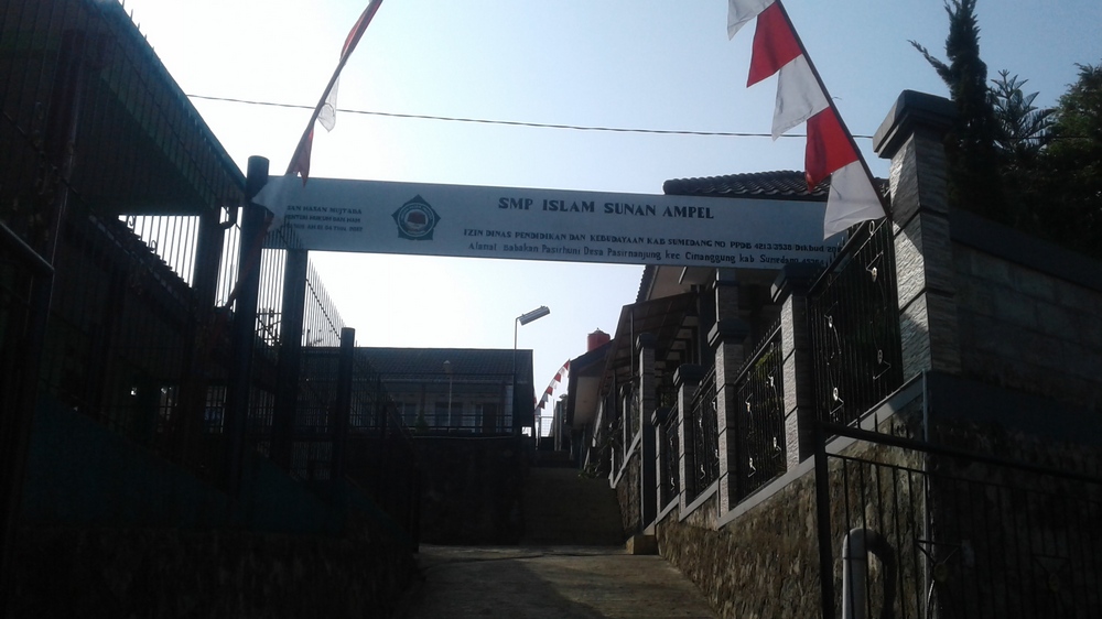 Gerbang sekolah SMP Islam Sunan Ampel Cimanggung