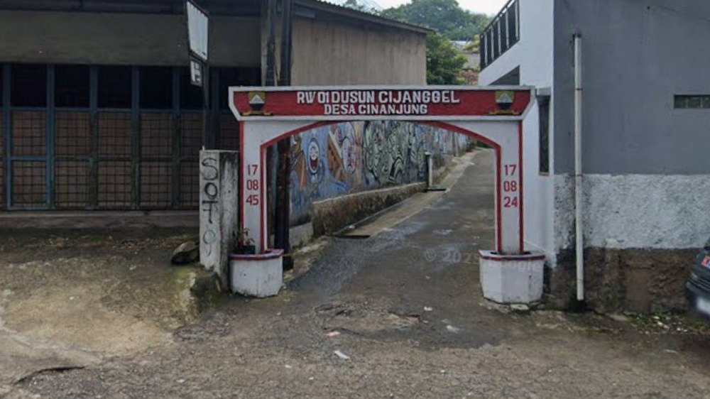 Gapura masuk Kampung Cijanggel Desa Cinanjung