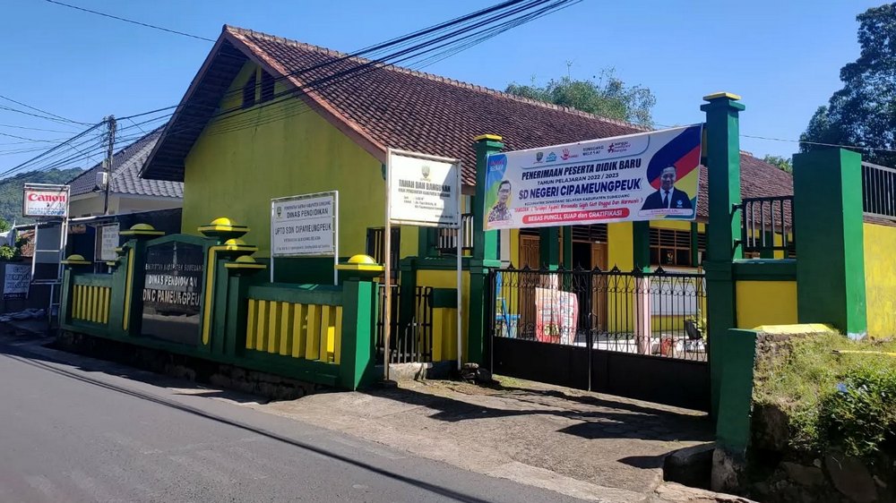 Gerbang SD Negeri Cipameungpeuk Sumedang Selatan