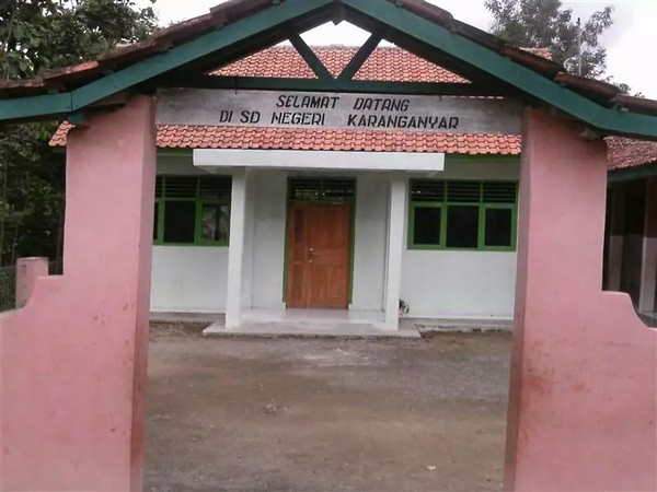 Gerbang sekolah SD Negeri Karanganyar Jatinunggal
