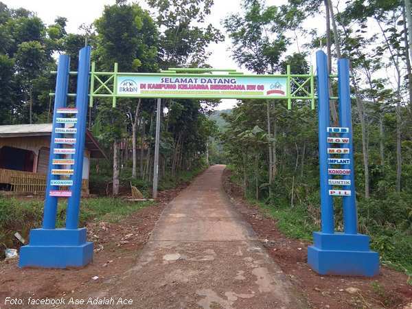 Gerbang masuk Kampung Mulyasari