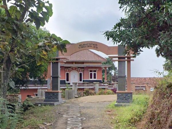 Gerbang masuk ke Kampung Cibeber Cintajaya