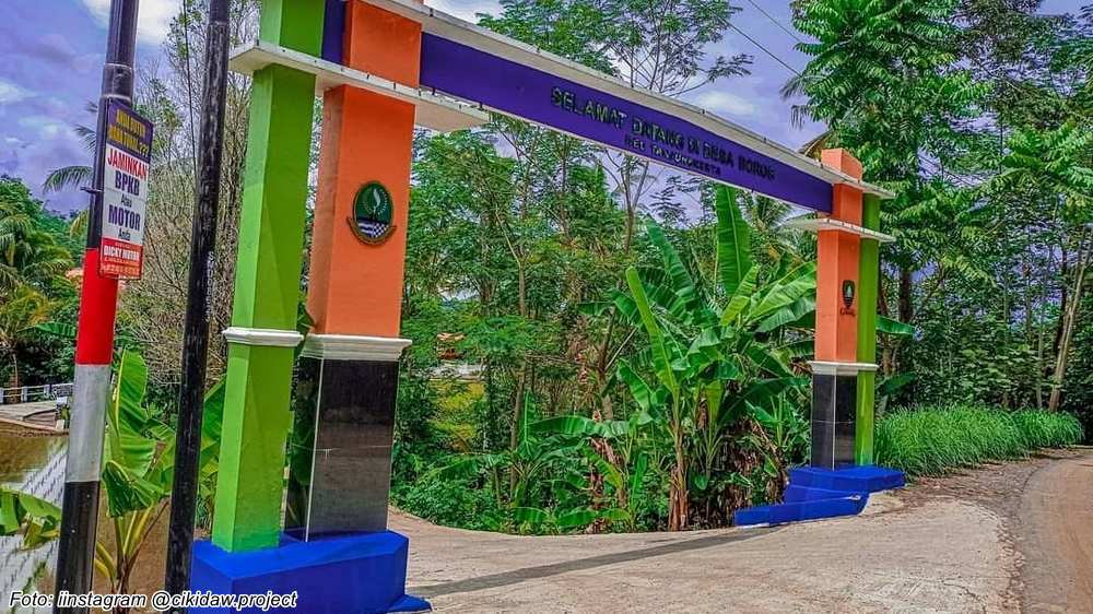 Gerbang desa menuju Kampung Hariang Tonggoh