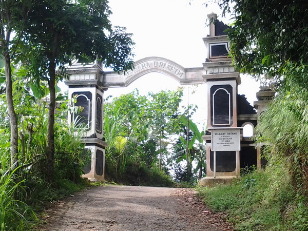 Gerbang Desa Dayeuh Luhur (foto: pribadi)