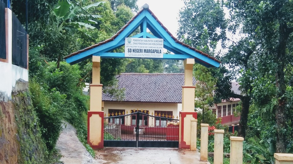 Gerbang selatan SD Negeri Margapala Sumedang Selatan