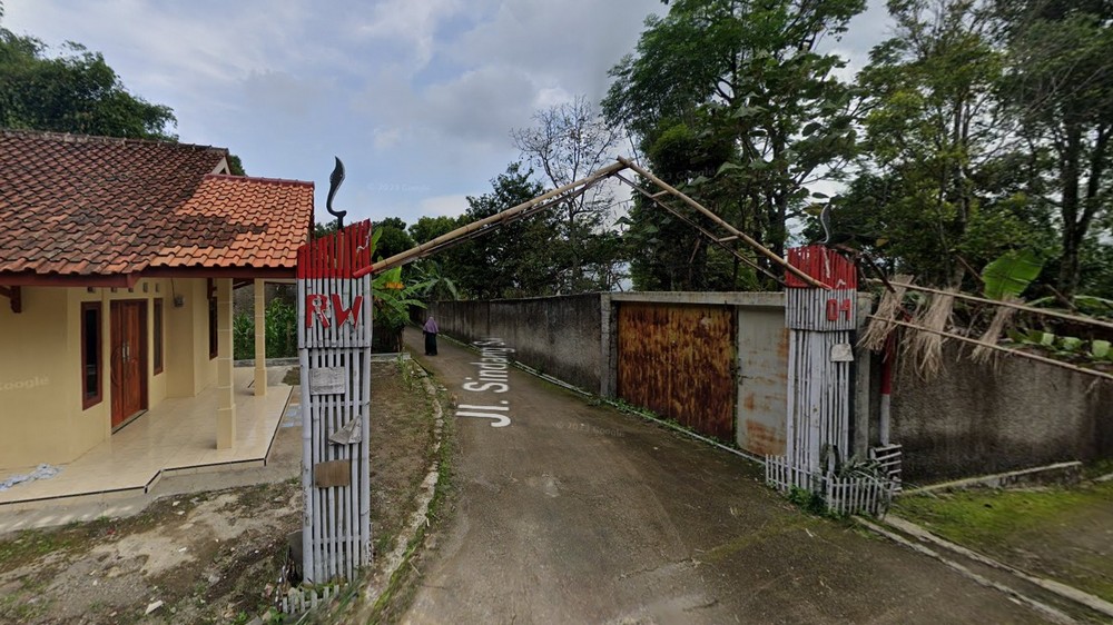 Gerbang utara Kampung Sirnamurni Desa Cibeureum Wetan