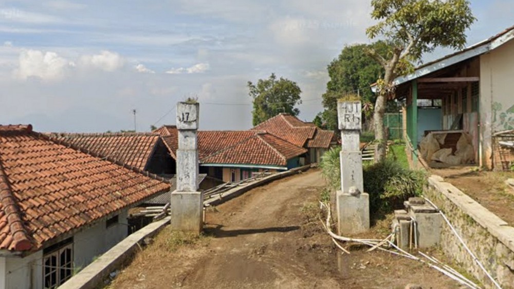 Gerbang utara Kampung Puncak Desa Genteng