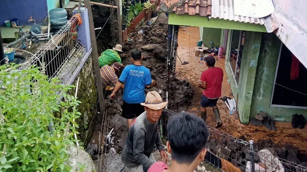 Gotong royong warga Kampung Babakan Pangkalan, Desa Cibeureum Wetan