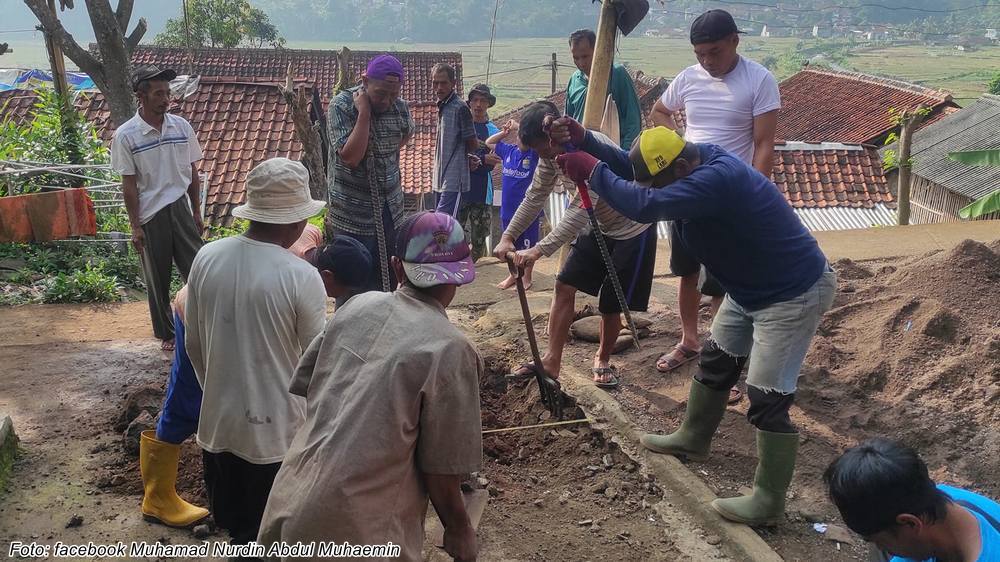 Gotong royong di Kampung Dangdeur Desa Baginda