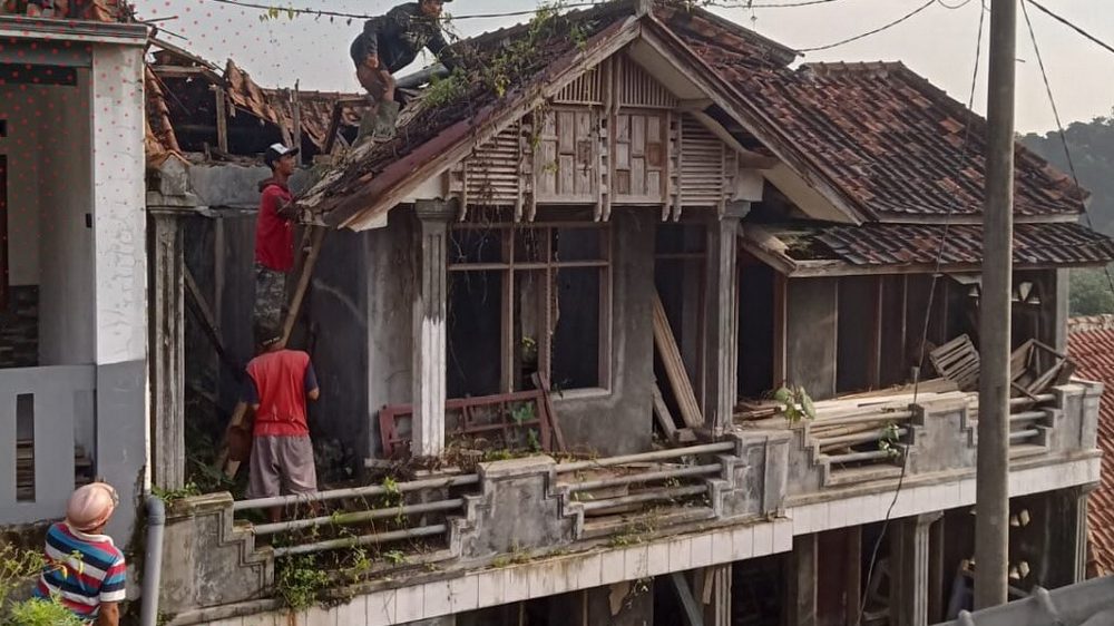 Gotong royong Kampung Sukamunjul Desa Cibeureum Wetan