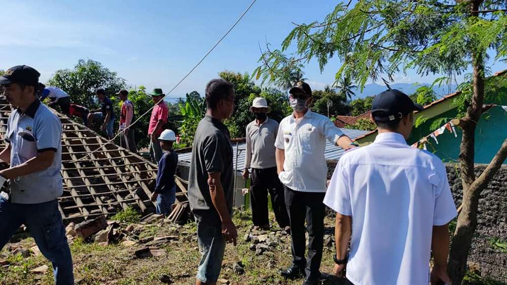 Gotong royong Kampung Warung Toge Desa Cibeureum Kulon