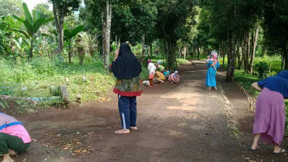 Gotong royong Kampung Sukabirus Desa Cibunar