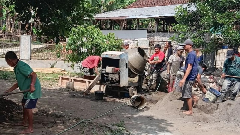 Gotong royong Kampung Nagrog Desa Bongkok