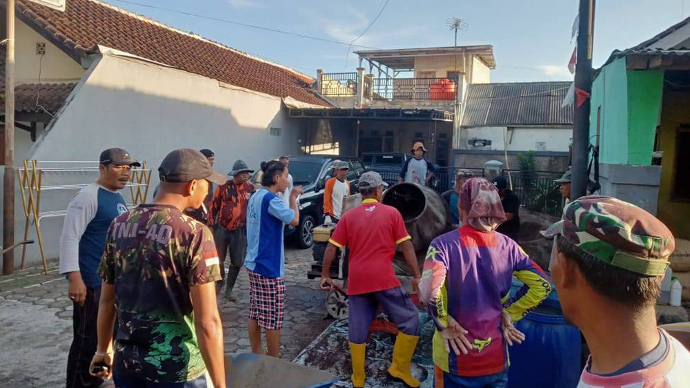 Gotong royong di Kampung Sukanegla Desa Margamukti