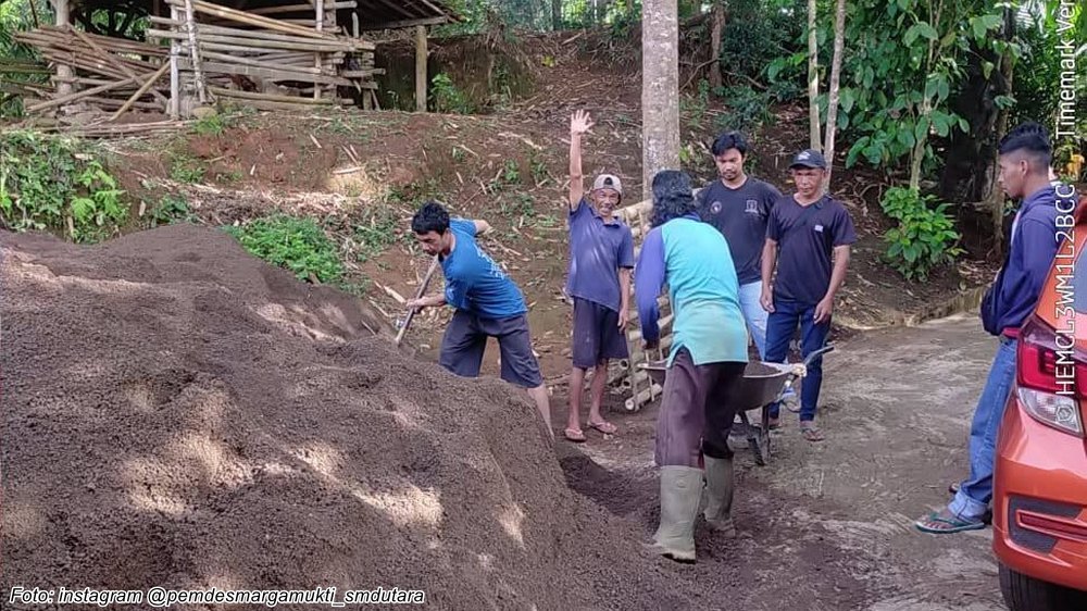 Gotong royong Kampung Saryati Desa Margamukti