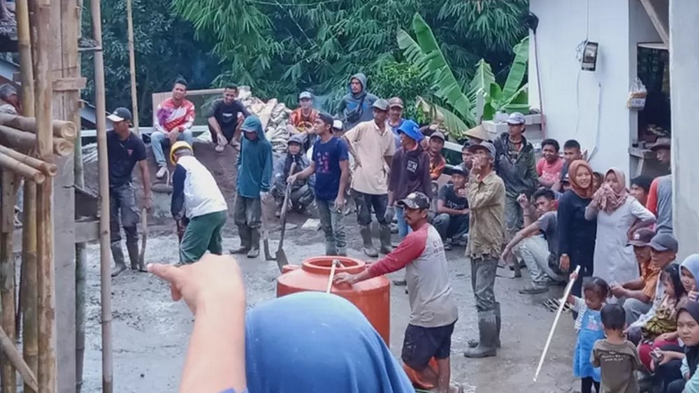 Gotong royong warga Kampung Cihantap Desa Margamukti