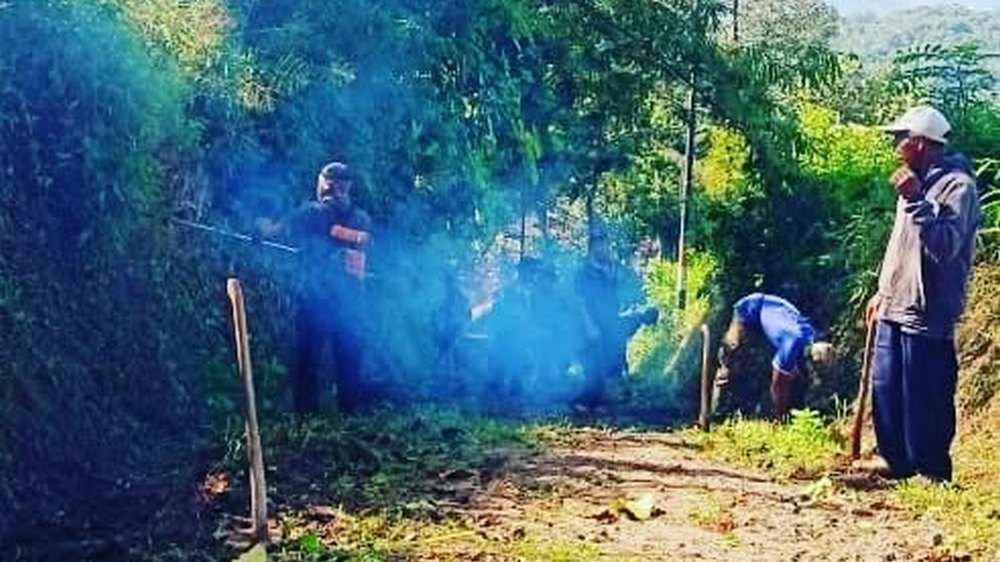 Gotong royong warga Gerbang desa menuju Kampung Pasirlaja Desa Sukahayu