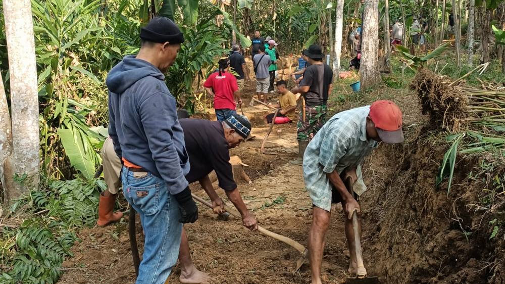 Gotong royong di Kampung Nagrog Desa Sukamaju