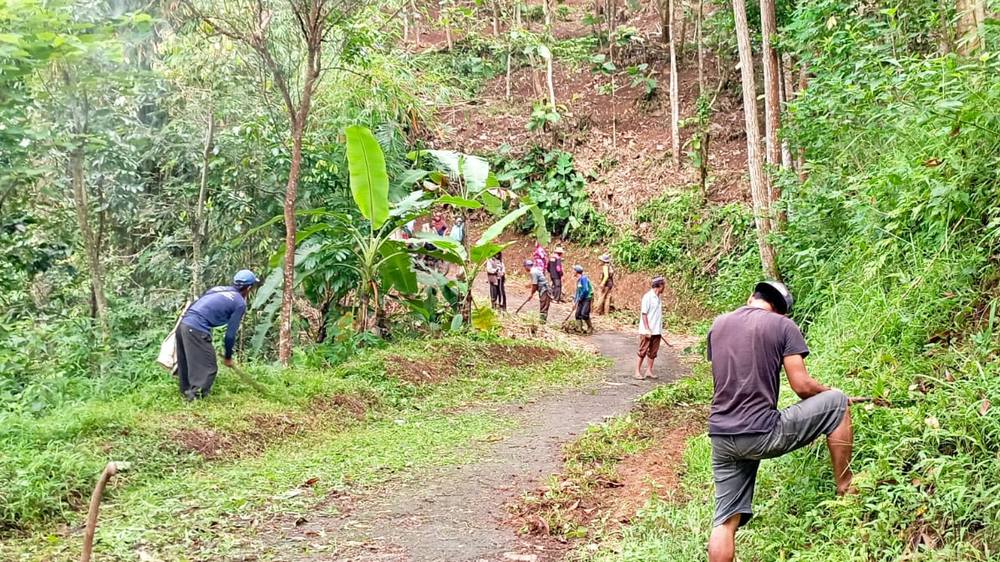 Gotong royong di Kampung Cimanglid Desa Sukamaju