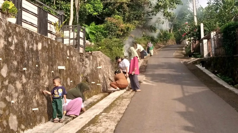 Gotong royong Kampung Sawah Bera Desa Mulyasari