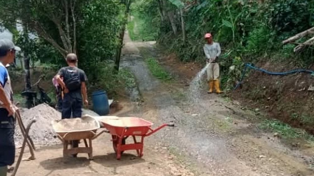 Gotong royong Kampung Babakanteureup Desa Cibunar
