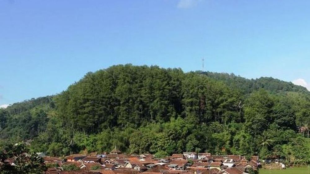 Gunung Kunci dengan Gunung Palasari di belakangnya
