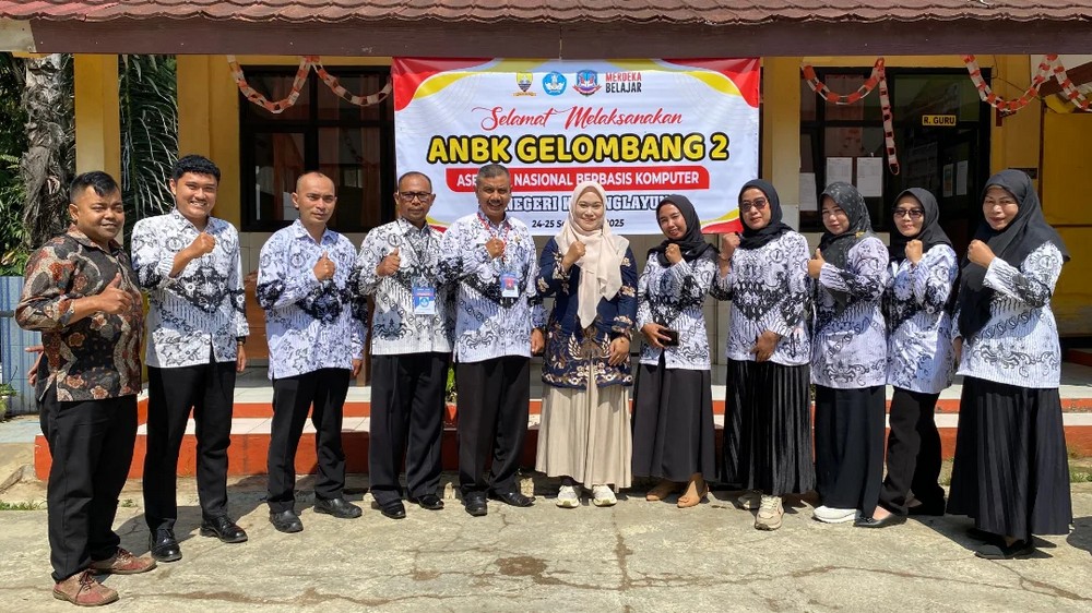 Guru pengajar  SD Negeri Karanglayung Kecamatan Tanjungsari