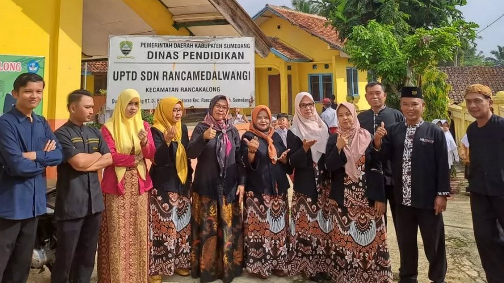 Guru pengajar di SD Negeri Rancamedalwangi Kecamatan Rancakalong