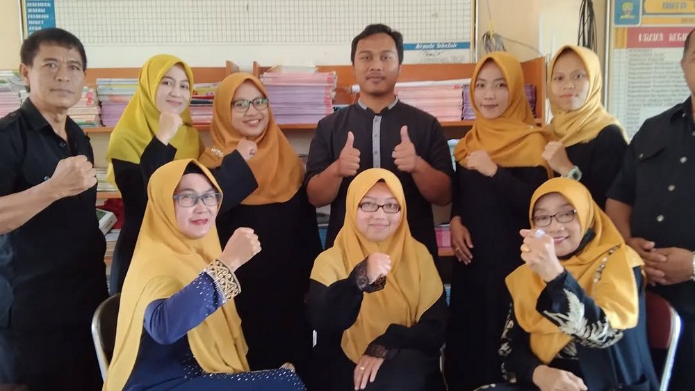 Guru pengajar SD Negeri Cisugan Kecamatan Rancakalong