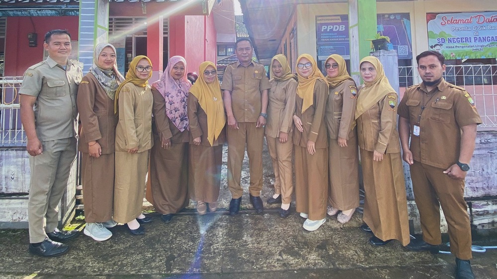 Guru pengajar SD Negeri Pangadegan Kecamatan Rancakalong