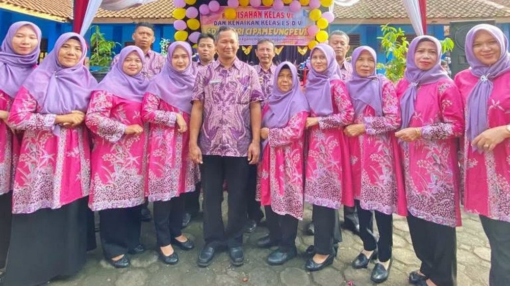 Guru pengajar SD Negeri Cipameungpeuk Sumedang Selatan