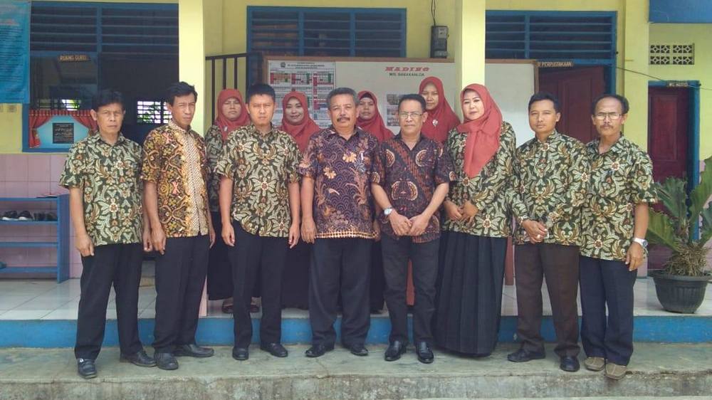 Guru pengajar MIS Muhammadiyah Babakanloa