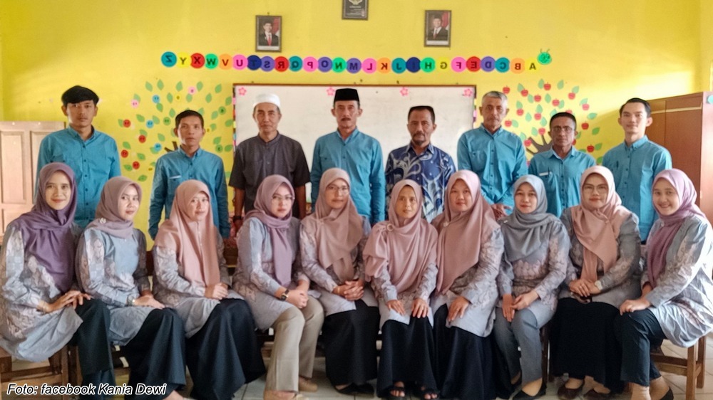 Guru pengajar SD Negeri Sukalilah Kecamatan Pamulihan