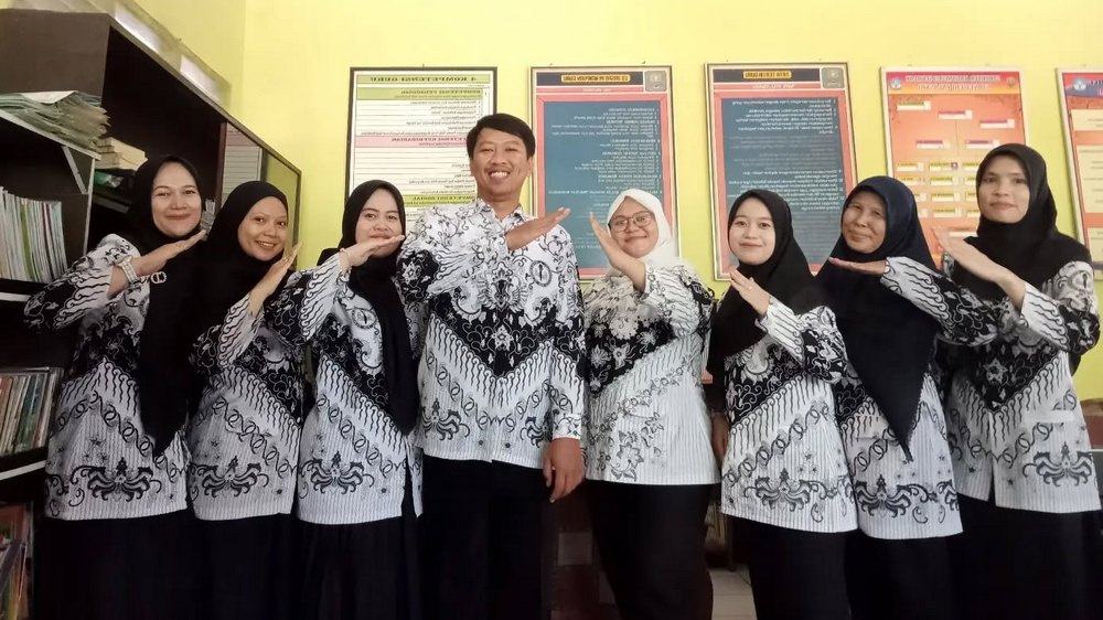 Guru pengajar SD Negeri Palasari Sumedang Selatan