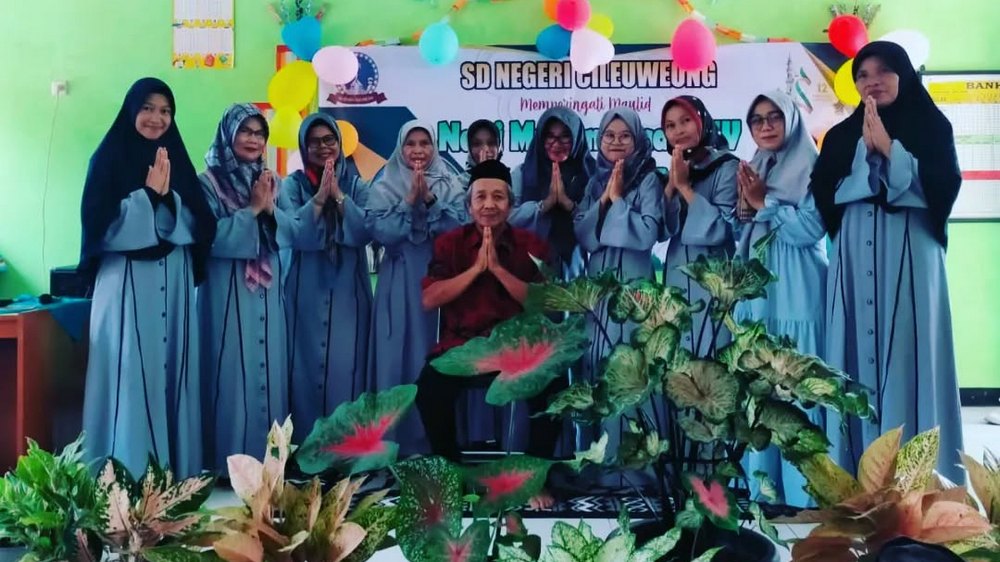 Guru pengajar SD Negeri Cileuweung Kecamatan Ganeas