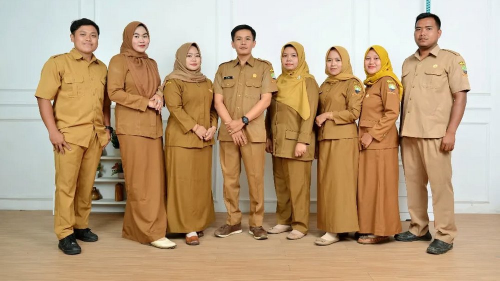 Guru pengajar SD Negeri Cikondang III Kecamatan Ganeas