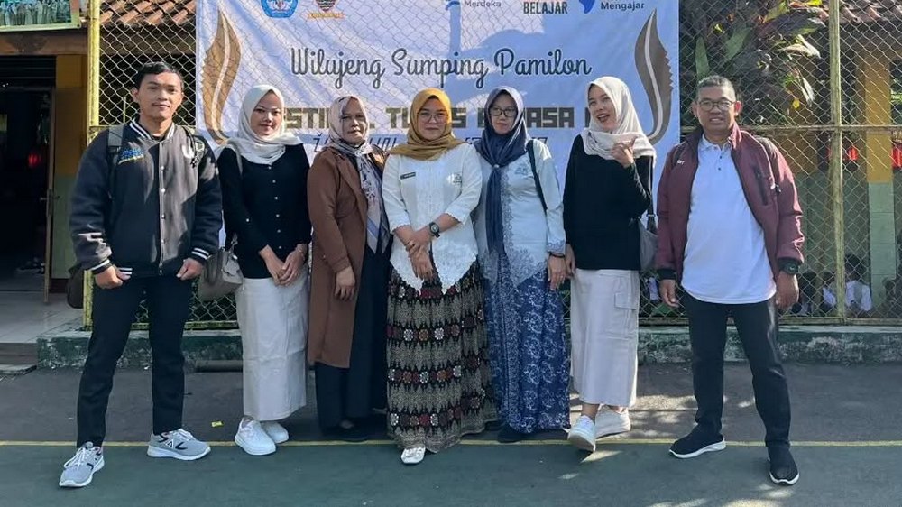 Guru pengajar SD Negeri Dayeuhluhur Kecamatan Ganeas
