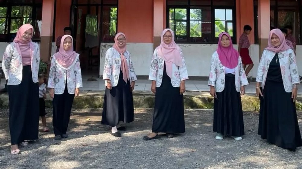 Guru pengajar SD Negeri Cipanas Tanjungkerta