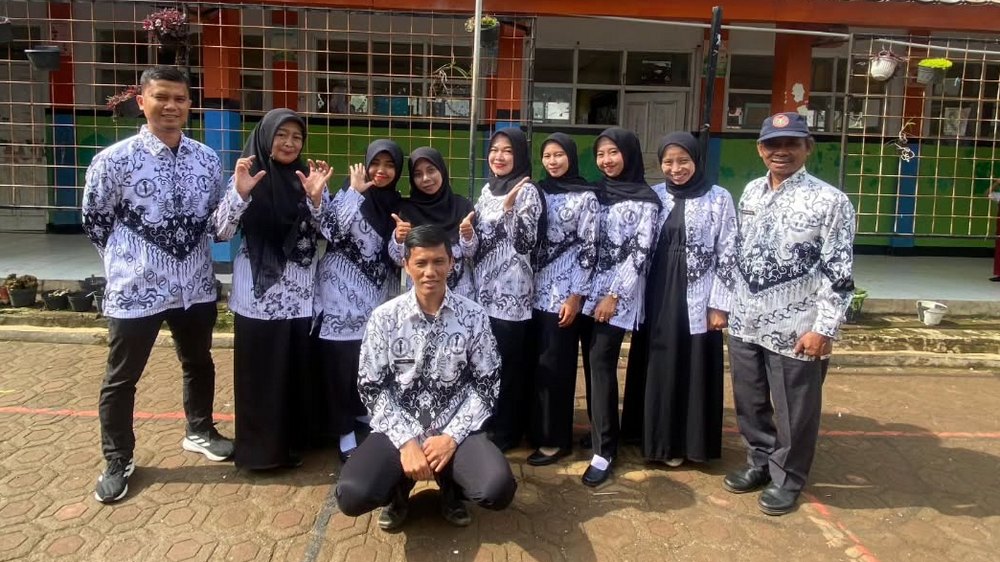 Guru pengajar SD Negeri Sindulang Kecamatan Cimanggung