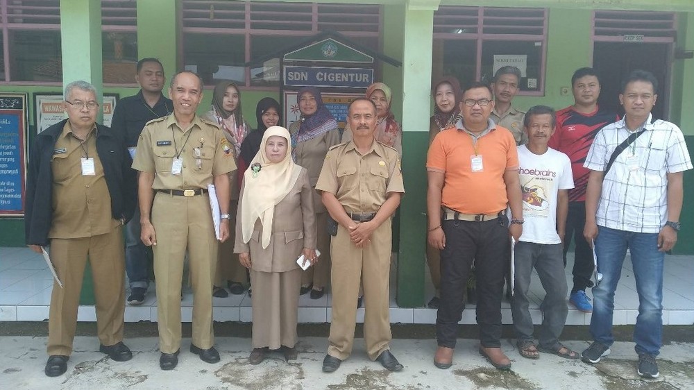 Guru pengajar SD Negeri CIgentur Tanjungkerta