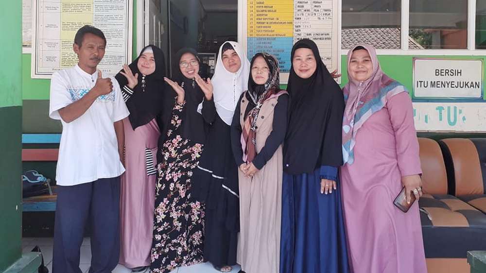 Guru pengajar SD Negeri Kadujajar III Tanjungkerta