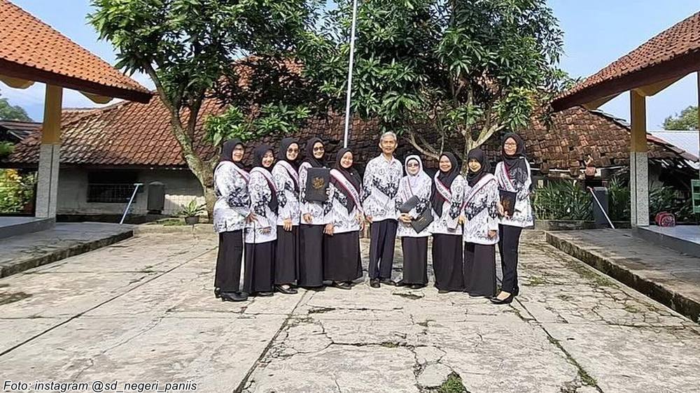 Guru pengajar SD Negeri Paniis Tanjungkerta
