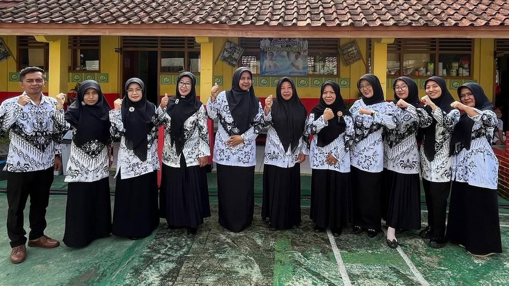 Guru pengajar SD Negeri Pasirhuni II Kecamatan Tanjungkerta