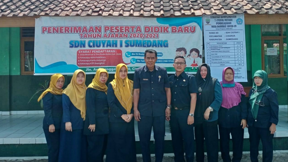 Guru pengajar SD Negeri Ciuyah I Kecamatan Cisarua