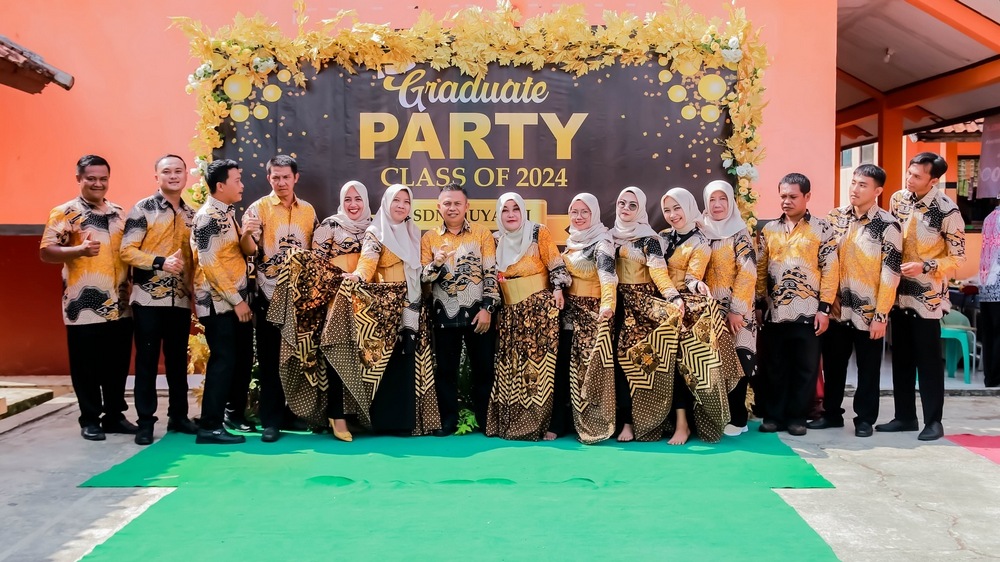 Guru pengajar SD Negeri Ciuyah II Kecamatan Cisarua