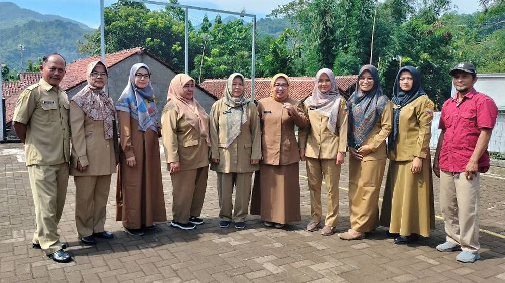 Guru pengajar SD Negeri Kebonseureuh Sumedang Selatan