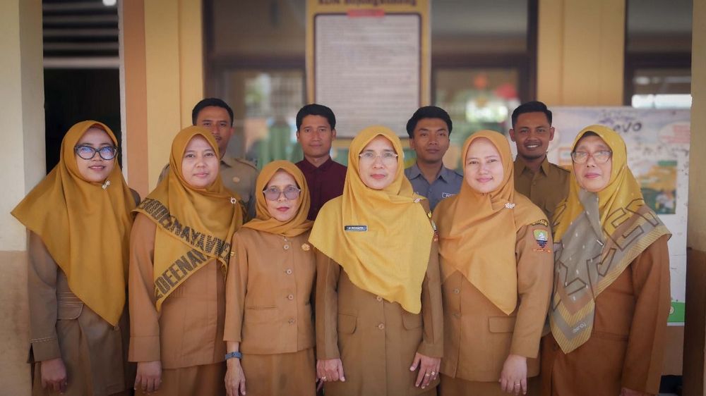 Guru pengajar SD Negeri Bojongkoneng Kecamatan Ganeas