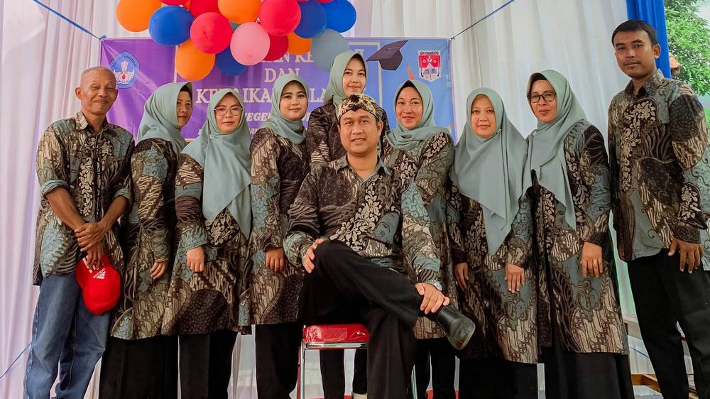 Guru pengajar SD Negeri Cigobang Kecamatan Ganeas