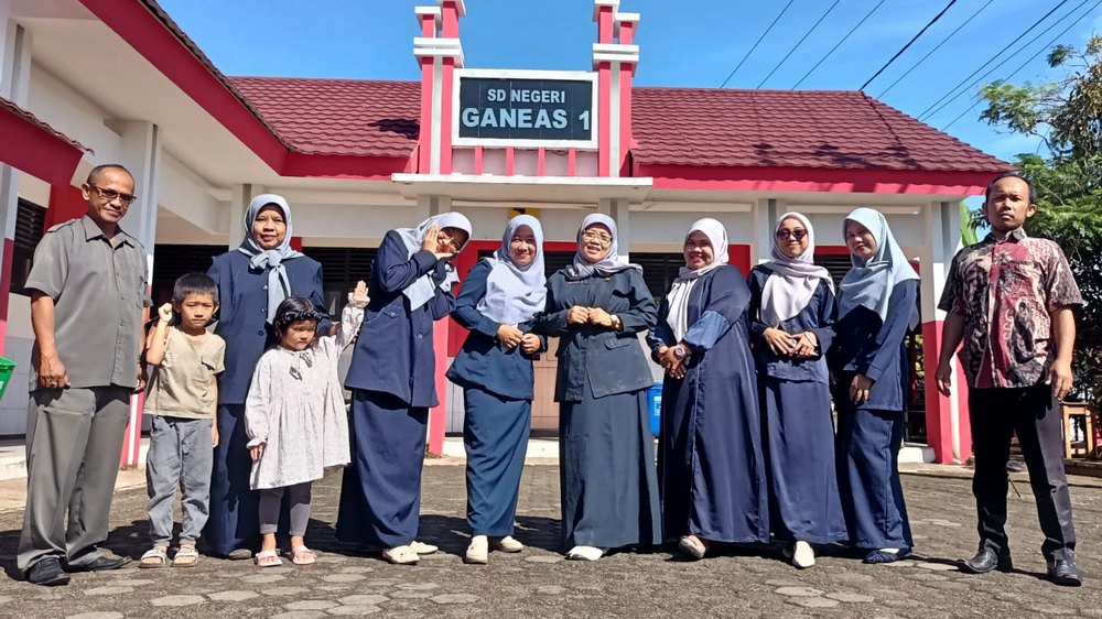 Guru pengajar SD Negeri Ganeas I Kecamatan Ganeas